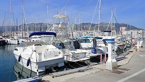 28 Toulon son Port  et le Coudon au fond